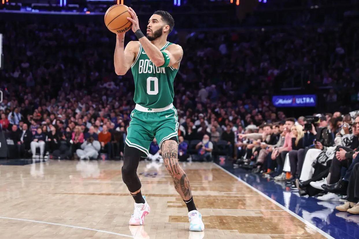 塔图姆重要时刻锐不可当，篮网带队取胜！观众掌声雷动